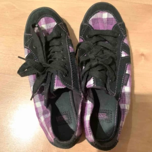  - Knappt använda Vans skor i storlek women’s 7 = cirka 37. Köpte de för ungefär 2 år sedan men aldrig kommit till användning. Riktigt coola & originella! 