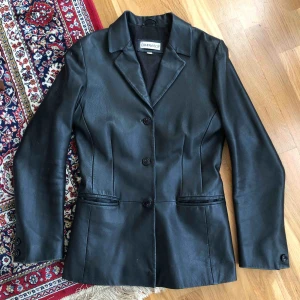  - Vintage skinnjacka som är figursydd! Intresset är stort buda på!!🥳💞