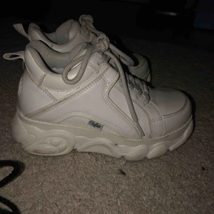  - Säljer mina älskade Buffalos i hopp om att någon får bättre användning av dem, sulan sitter löst på ena skon men det var så när ja köpte dem (det var sista i den storleken). Sparsamt använda, kan skicka om du står för frakten :)