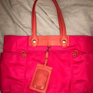  - Äkta Marc Jacobs väska i en mellan modell (40x25) Jätte fin men lite sliten, därav priset! Originalpriset 5000kr, säljer för 2000kr!💓💓