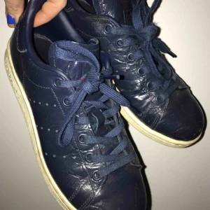 - Mörkblå Adidas sneakers i skin, storlek 37,5! Bara använda ett par gånger och inte ingångna alls. Verkligen skit snygga men säljer för att dom är för små för mig! Originalpris 1200kr, säljer för 700kr💙💙