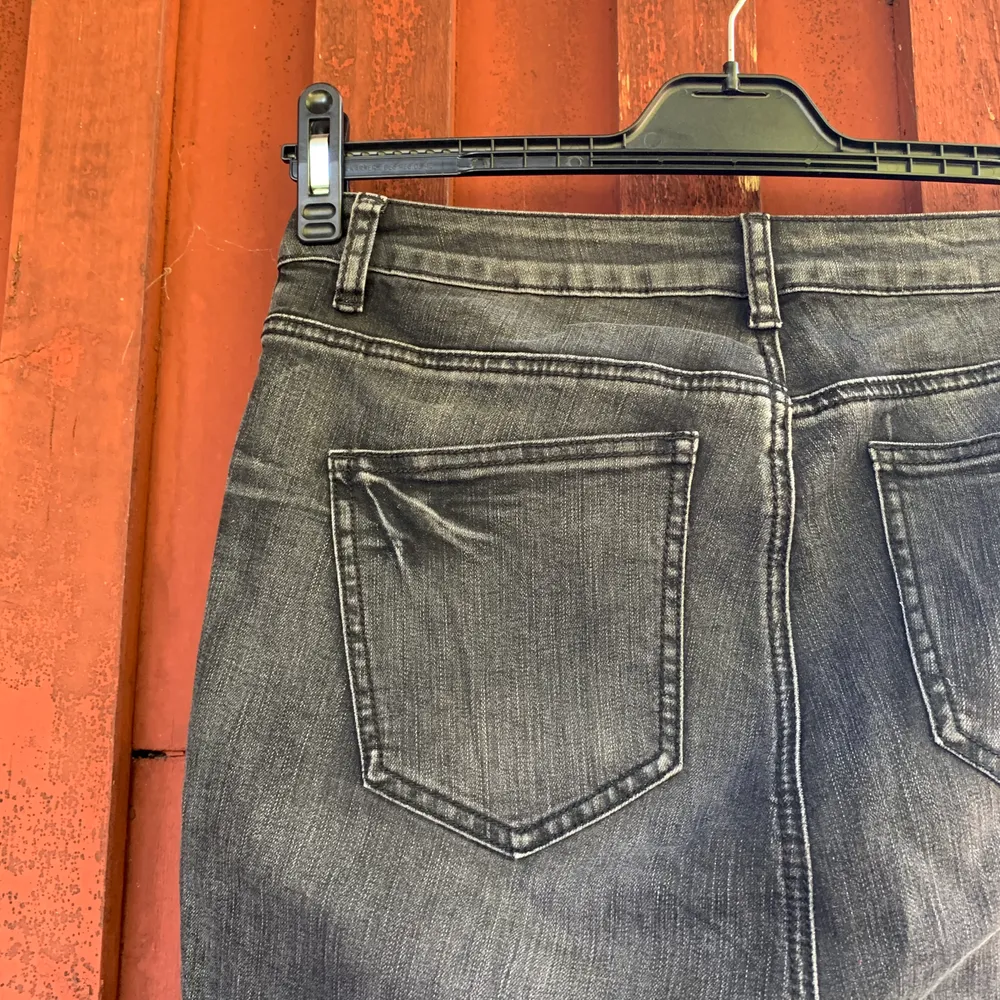 Ursnygga jeans från cellbes är svarta fast i en ljustvättad nyans, mer gråa. Helt oanvända, dekorativa pärlor på smalbenen gör dem så fina! Super sköna och stretchiga. Säljer pågrund av försmå! Betalning sker via swish & kunden står för frakten✨✨✨. Jeans & Byxor.