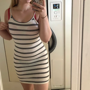 Klänning med öppen rygg - Randig klänning med öppen rygg! Priset är inklusive frakt 🚚 