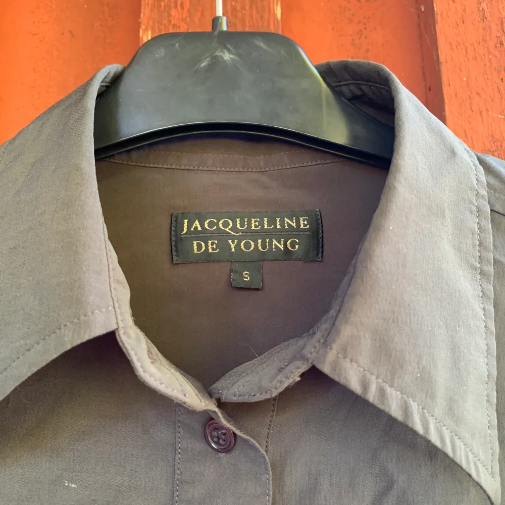 En superskön skjorta från Jaqueline de Young. Kan användas som en tunn ”jacka” eller knyt den i midjan eller som den är! Världens skönaste material! I storlek S. Säljer pågrund av förliten! Betalning sker via swish & kunden står för frakten✨✨✨. Skjortor.