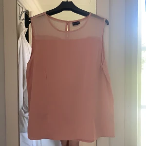 Linne - Ett jättefint gulligt rosa linne i mech material. Storlek 36. Använd 1-3 gånger.