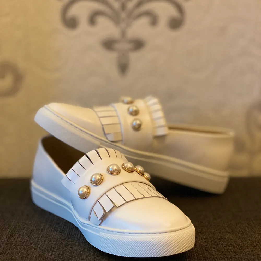 Säljer mina helt nya och oanvända Philip Hog ”loafers” liknande vita skor. Köpare står för frakten.. Skor.