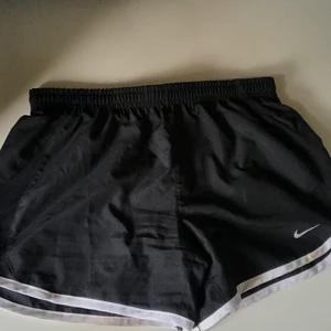 Nike shorts - Köpt second hand men jag har aldrig använt dom då jag inte använder shorts så ofta🥰 kontakta mig för bättre bilder mm💘 inget fel alls!!