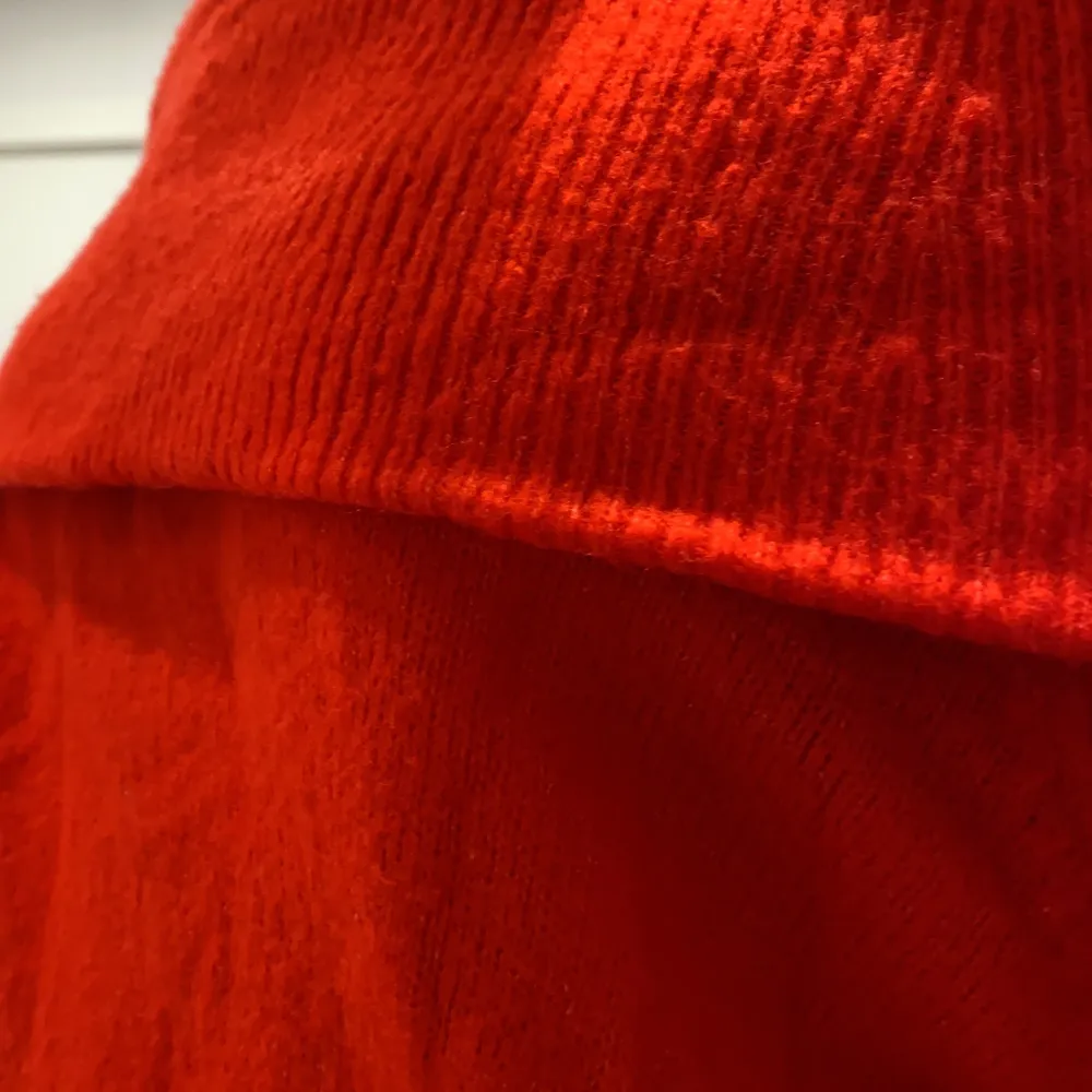 Röd stickad offshulder tröja från H&M, använd ca 5ggr storlek XS men passar även en M, köpare står för frakten💕 . Stickat.