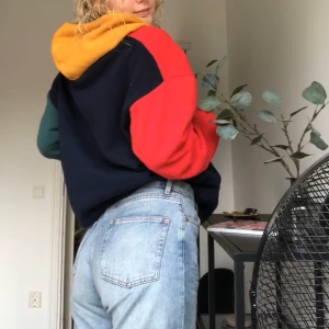 hoodie från urban outfitters - Säljer min svincoola colorblock hoodie från urban outfitters då den inte kommer till användning. Lite nopprig men annats perfekt. Fraktar för 49kr 🦋 Buda i kommentarerna. { högsta bud 250kr + frakt, måndag vid 20:00 } 