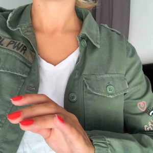  - säljer denna gulliga girl power jacka eftersom den inte kommer till användning🥰