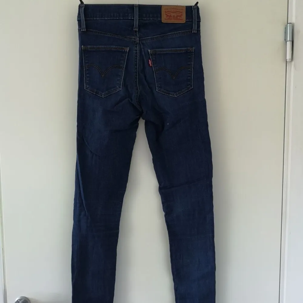 Mörkblåa Leviś Slimming super skinny jeans i bra skick. Storlek 25 vilket skulle kunna ses som XS. De är ganska långa i storleken. Köparen står för frakt⚡️. Jeans & Byxor.