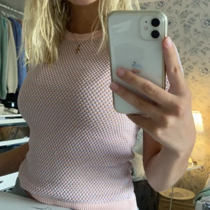 Populär tröja  - Säljer en fin t-Shirt från zara som är slutsåld. Super fin rosa/pastellfärgade lila. I storlek S och i fint skick. 