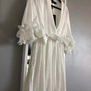 Vit klänning - Oanvänd Vit klänning från PrettyLittleThing, prislapp kvar, perfekt till skolavslutning eller student💖🌸🦋😍