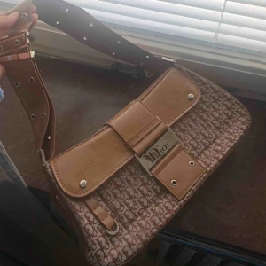  - Asball diorväska!!! Oklart om äkta därav priset. I vilket fall är den bra gjord. Säljer andra 2000s väskor på min sida om du är intresserad. Köpare står för frakt. Kan mötas. 