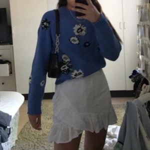 Stickad tröja  - Mysig stickad tröja från Carin Wester köpt på Åhléns, använd 1 gång. Storlek XS men ganska stor i storleken. Fint stickat mönster. Frakt tillkommer