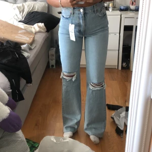 Trendiga jeans från zara - Sjukt snygga jeans från zara. Påminner om de från ginatricot. Helt nya med lappar på, storlek 36. Sitter sjukt snyggt på, dock är jag lite för kort men går att klippa i dom om man är det. Sjukt snygga i midjan och sitter bra fram och bak. MÅNGA INTRESSERADE, BUDA FRÅN 350 I KOMMENTARERNA:)