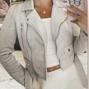 Kort jacka grå - Mocka imiterad jacka i grått, storlek S! Använd 1 gång.