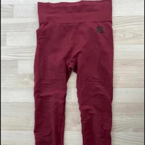 Rockaway leggings från betterbodies - Säljer mina Rockaway Leggings sangria röd. Storlek S  Mycket använda därav priset. 