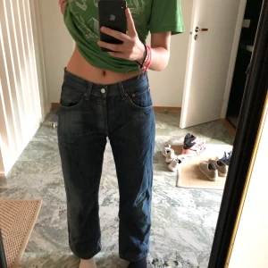 levis lågmidjade jeans - snygga levis jeans sent 90tal vibe, snygg tvätt. jag brukar ha 27 i midjan och är 167 