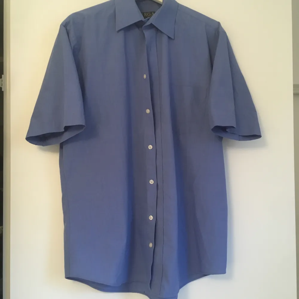 Blå kortärmad skjorta av märket Berga. Knappt använd och inte sliten alls. Föredrar meetup hällre än att frakta!. Skjortor.