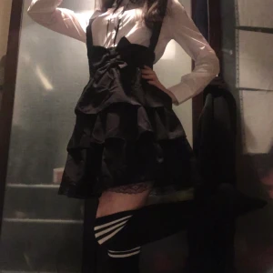 Säljer nu den här anime maid klänningen! - Jag säljer nu den här fina och bekväma klänningen som jag köpte på Wish för ca 400 kr tror jag. Den är tunn men inte genomskinlig och passar väldigt bra med en puffkjol under. Hängslena är även justerbara för att passa flera längder och går att välja om man vill ha korsat eller inte där bak. Bandet som knyts till rosett runt halsen är borta och medföljer därför inte. Frakt tillkommer.