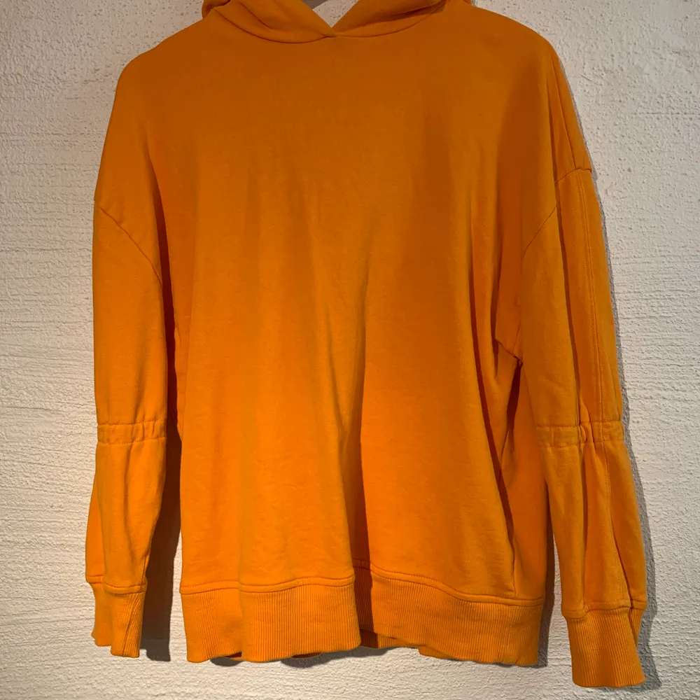 Orange hoodie från nakd. Knappt använd. Storlek xss men väldigt oversized. Köparen står för eventuell frakt. 216kr inklusive frakt.. Tröjor & Koftor.