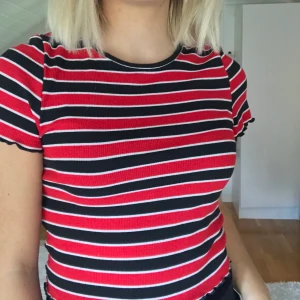 Randig tshirt - Superfin röd svart randig T-shirt som tyvär inte kommer till användning längre ❤️ står storlek L på lappen men skulle definitivt säga att den är mer som en S, 15 kr frakt 