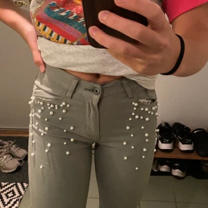 Gröna jeans med pärlor - Dessa är aldrig använda, och formar kroppen på ett väldigt fint sätt. Stretchiga! Behöver en ny ägare :)