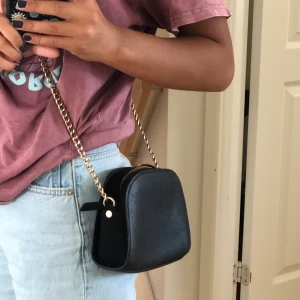 Svart liten väska - Säljer en snygg svart väska från HM💘 inte använd så många gånger och i mycket bra skick