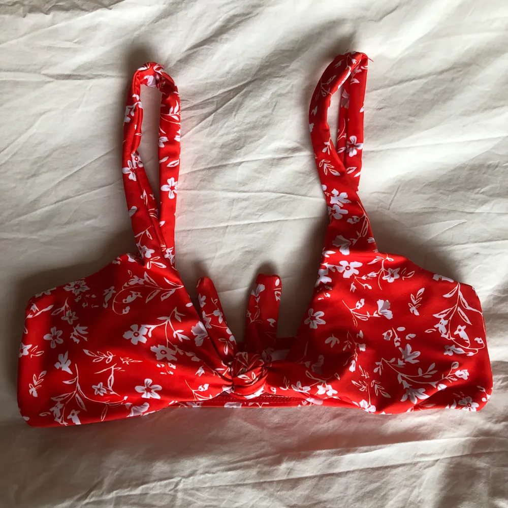 Säljer en oanvänd bikini från Zaful i S. Röd min blommigt mönster, köpare står för frakt❤️. Accessoarer.