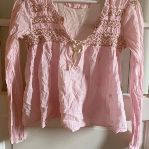 Odd Molly blus st 1.  - I pricip aldrig använd. Hel och såklart ren. Modell 329. Nypris mellan 900-1200 kr. Guldiga paljetter och rosa blus 
