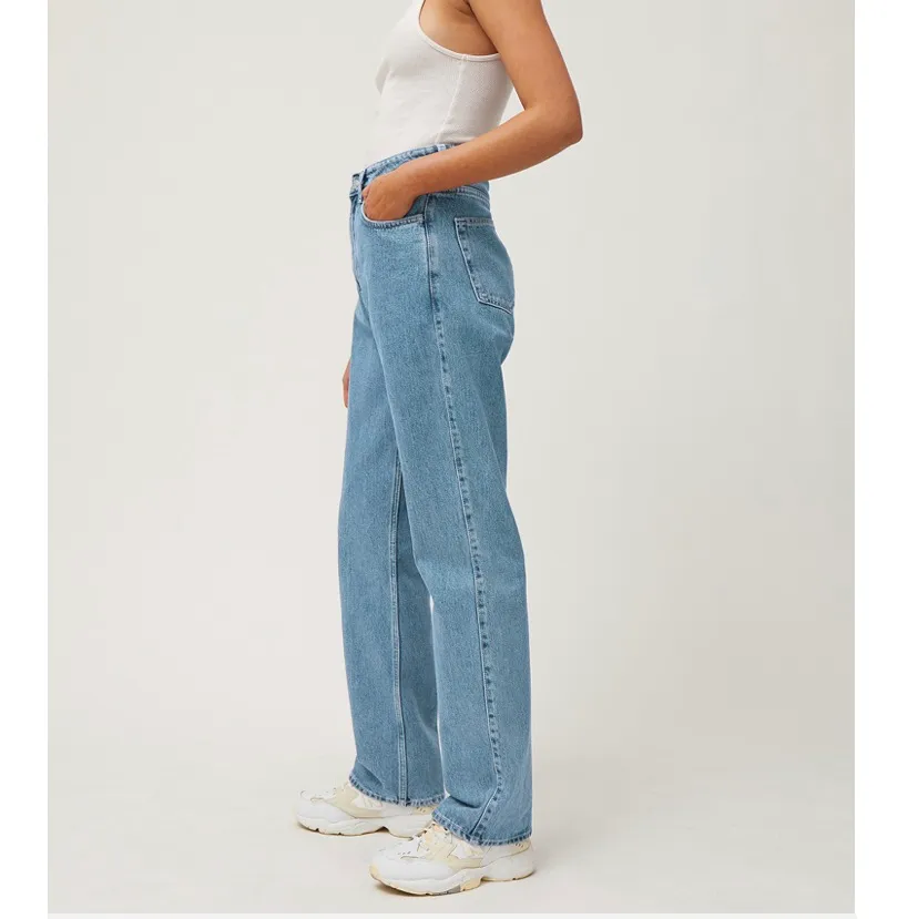 Snygga weekday jeans i modellen rowe. Säljer då dem inte sitter bra på mig längre. Priset går att diskutera. Frakt tillkommer💕. Jeans & Byxor.