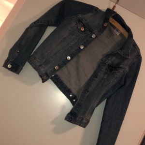 Jeansjacka  - Jeansjacka i storlek S. Kort i modellen.💗