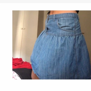 Jeans kjol - Super söt jeans kjol jag fått av min moster🥰 är dock inte en kjol människa så säljer den nu vidare, står storlek 40 och mätte med ett måttband och kjolen är 48cm lång på höjden liksom❤️