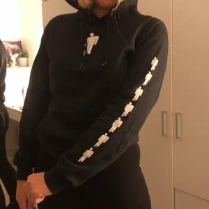 Svart Billie Eilish hoddie  - Svart Billie Eilish tröja ( köpt på hennes konsär för 600kr ) väldrigt fin och bra skick eftersom aldrig använd. Storlek M. (Frakt ingår ej) 