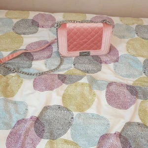 Rosa väska - En gullig rosa axel väska med sammets som tyg. 