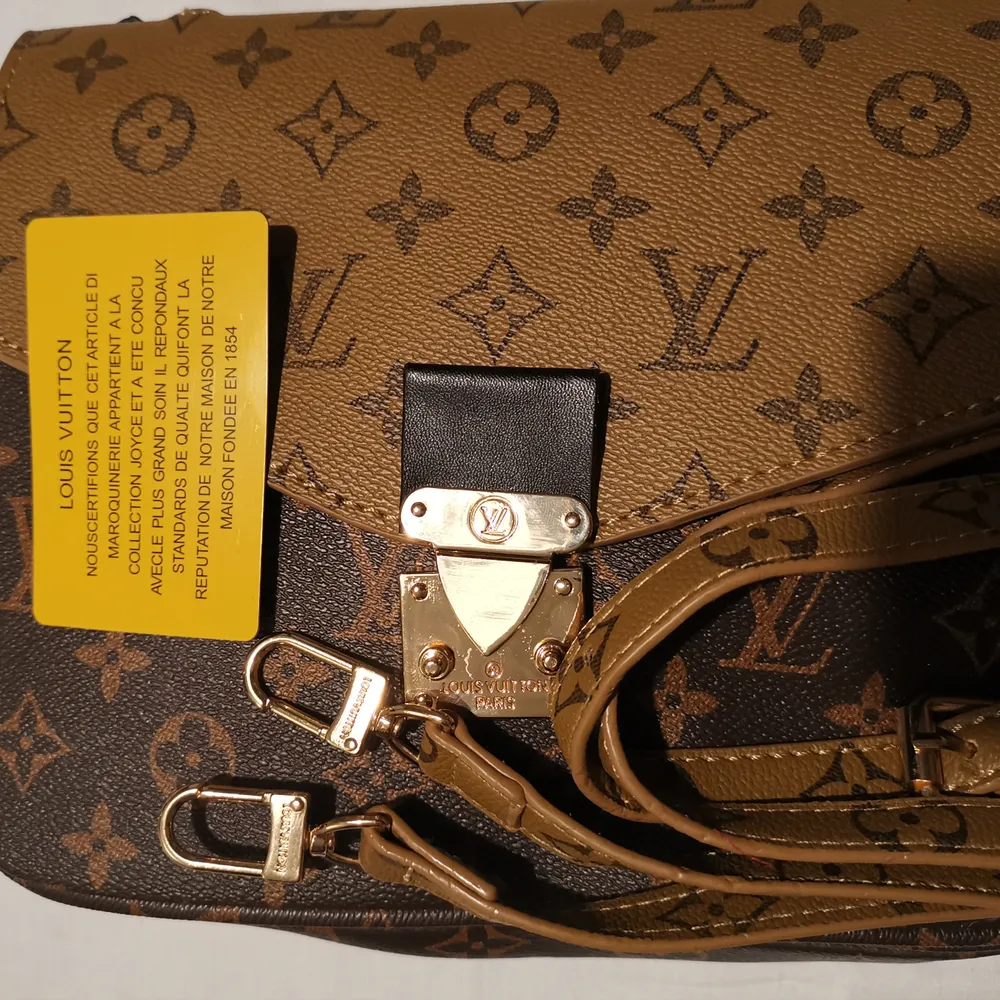Oanvänd MC-handväska av Louis Vuitton. Kartongen saknas då den skadats. Snabbast och mest realistiska bud vinner, ej fast pris. Skickas spårbart kostnadsfritt så fort betalning inkommit. . Väskor.