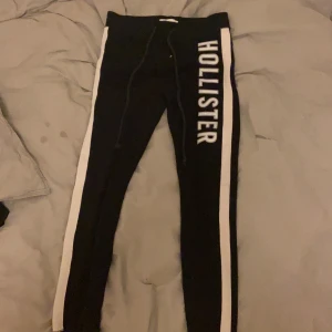 Mjukisbyxor från Hollister  - Dessa mjukisbyxor är aldrig använda då de var för små för mig när jag fick dem, så de är i mycket gott skick! Sköna i kvaliten och enligt mig väldigt fina :) Extremt stretchiga, formar sig fint efter kroppen!