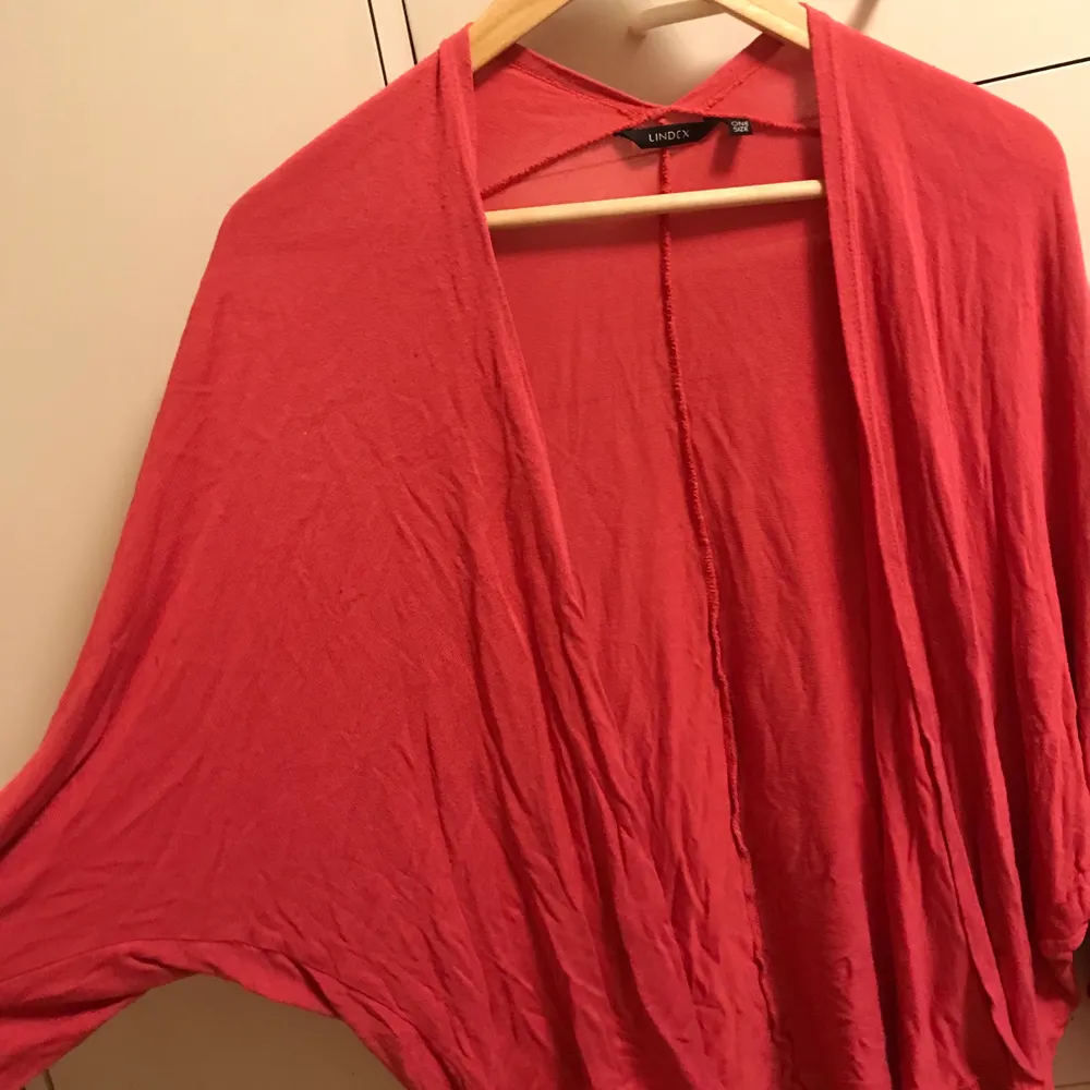 Söt rosa tröja med tubärmar. OneSize💞 köpt secondhand, Använd en gång (frakt ingår ej). Tröjor & Koftor.
