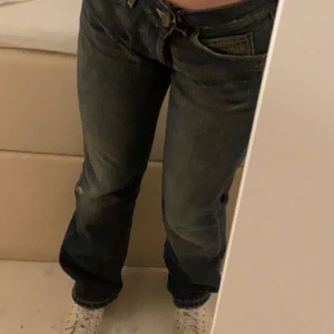 Vintage jeans  - BUDA.  Snygga jeans som va väldigt trending I 90talet och har dessut blivit trendier nu. Jag är 166cm och dom går över skon på mig:)