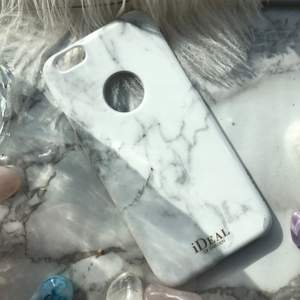 Ideal of Sweden marmor imitationsskal som passar iPhone 6/6s. Liten slitskada nere till höger men annars fint skick. 100 kr inkl frakt.