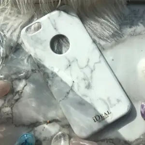 Ideal of Sweden marmor imitationsskal som passar iPhone 6/6s. Liten slitskada nere till höger men annars fint skick. 100 kr inkl frakt.