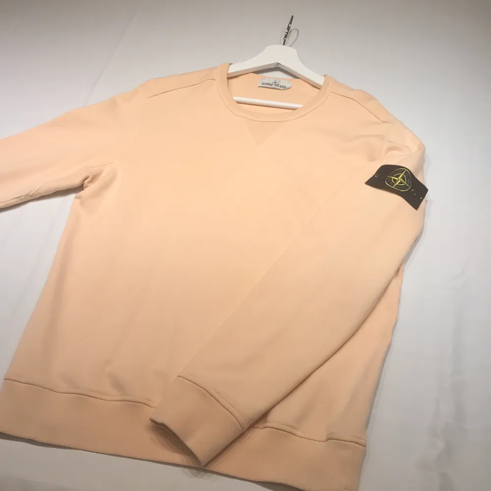 En fräsch tröja från stone island i salmon färg som inte längre säljs i butik. Cond 8/10. Storlek M.. Tröjor & Koftor.