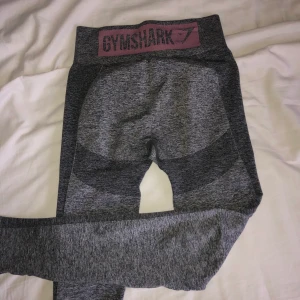 Gymshark leggings - Gymshark Flex leggings, högmidjade💞Köpta här på Plick men sparsamt använda, de har ett litet hål i bak men syns inte när man har på sig dom! 300kr inkl frakt, buda om ni vill!💞☺️