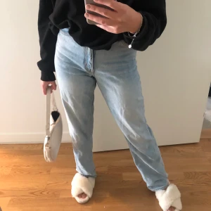 Raka jeans  - Säljer mina ljusblå Taiki jeans från Monki. Storlek 26 och passar mig som vanligtvis har 36 i ”vanliga storlekar”! Buda! 