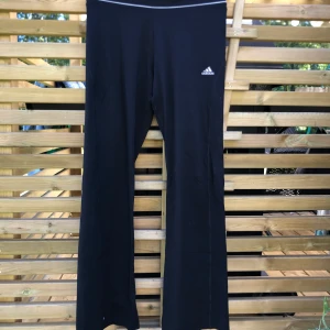 Bootcut-byxa från Adidas - Träningsbyxa från Adidas i bootcut-modell, storlek 42. Lite små i storleken så skulle säga att det är mer en 38-40. Frakt ingår!  