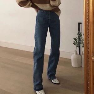 Weekday jeans - Jeans från Weekday i modellen Row, färg sky blue. Välanvända men i superbra skick. Frakt 60kr. Obs! Första bilden lånad från Pinterest.