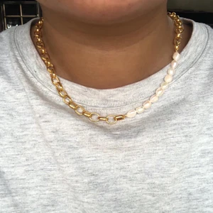 Halsband  - Guldkedja med sötvattenspärlor.