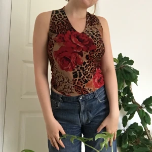 Mönstrat linne - Mönstrat linne med dubbelt tyg vid brösten! Väldigt bekvämt👌🏻 Frakt tillkommer!