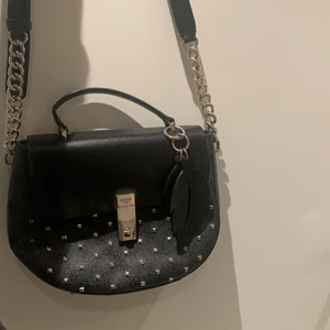 Väska - Säljer min jätte söta guess väska ord pris ca 1000? 